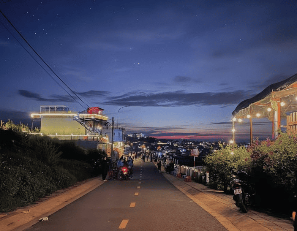 Dọc hai bên đường dẫn tới Đà Lạt, có rất nhiều quán cóc nhỏ xinh